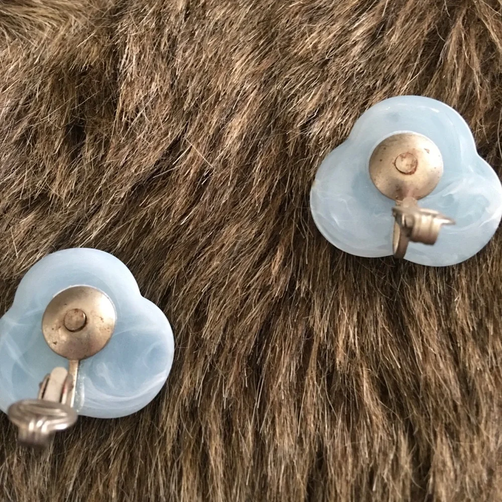 Vintage 70s light blue plastic swirl clip earrings